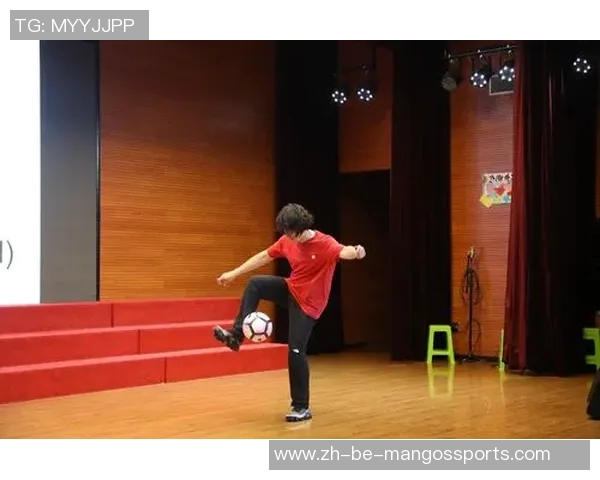 从街头踢球到绿茵传奇 足球巨星们的童年奋斗故事